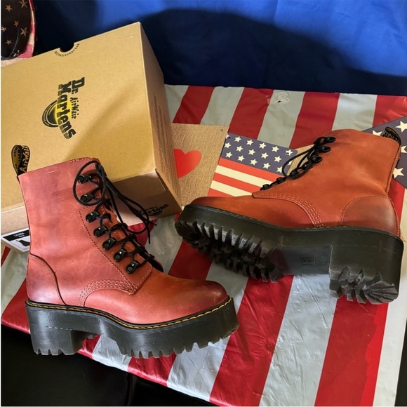 NEW Dr. Martens Leona BRICK RED ☄️- EU 41 / US Woman’s 9 9.5 10 - Picture 3 of 6